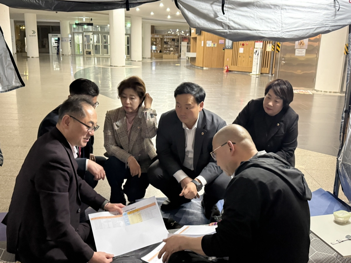 김완규 의원을 비롯한 보건복지위원회 위원들이 농성장을 찾아 예산안 계수조정 경과를 설명하며 연대의 뜻을 나누고 있다.(사진=경기도의회)