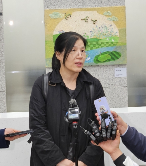 선고 직후 의견을 밝히는 변호인. 설정욱 기자