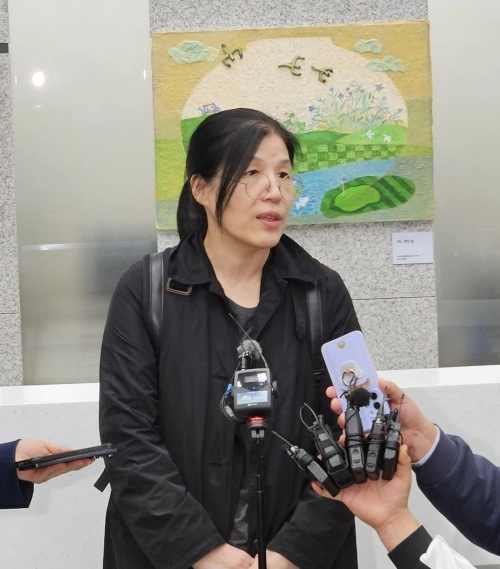 선고 직후 의견을 밝히는 변호인. 설정욱 기자