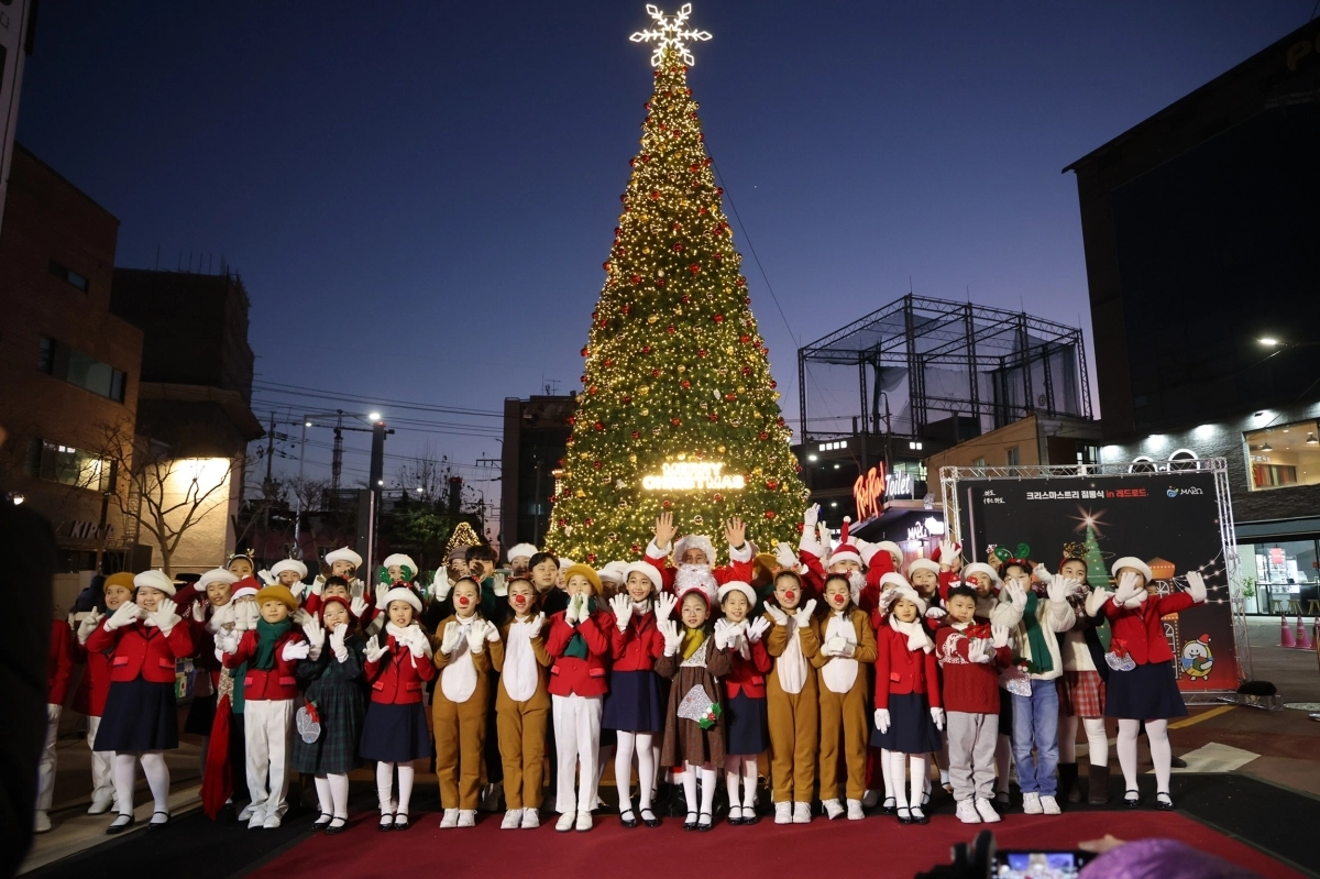 지난해 크리스마스를 앞두고 열린 크리스마스트리 점등식에서 박강수 마포구청장이 산타분장을 하고 어린이들과 함께 사진을 찍고 있다. 마포구 제공