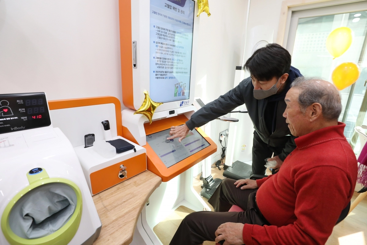 서울 강남구 압구정동에 마련된 스마트경로당에서 어르신이 건강 상태를 체크하고 있다. 강남구 제공