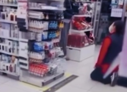 전남 순천시의 한 다이소 매장에서 촬영했다며 한 네티즌이 지난 21일 온라인 커뮤니티에 공유한 영상. 매장 직원이 한 여성 손님 앞에서 무릎을 꿇고 있고, 여성은 “직원이 왜 내 아이를 제지하느냐”면서  따지고 있다. 자료 : 온라인 커뮤니티