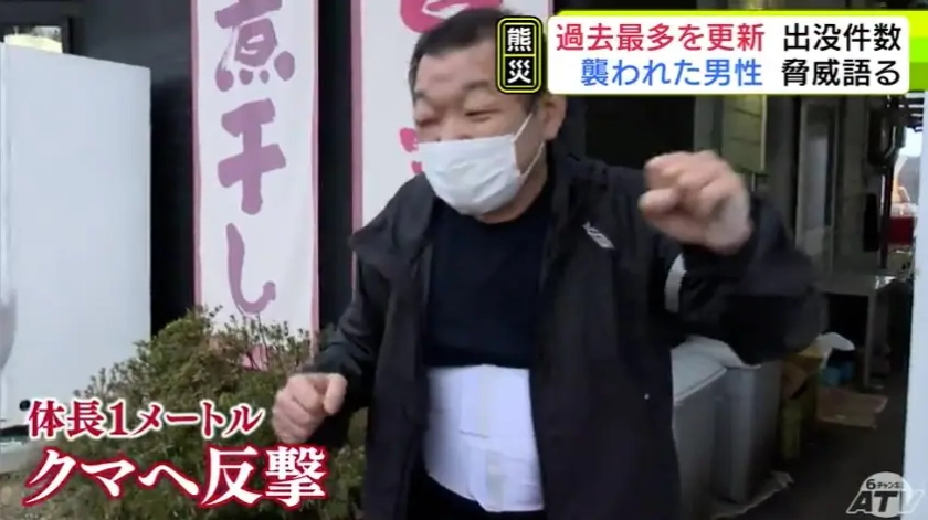 일본 아오모리현에 있는 라멘집 점원이 곰에게 습격당한 뒤에도 영업을 준비한 사연이 현지에서 화제가 되고 있다. 해당 점원(사진)은 오른쪽 옆구리 뼈가 부러지는 등 전치 4주의 진단을 받았다. 오른쪽 눈은 10바늘을 꿰맸다. 사진은 피해를 입은 점원이 당시 상황을 재연하는 모습. 아오모리TV 캡처