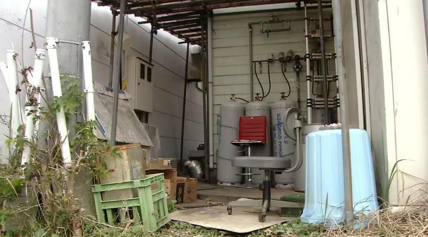 일본 아오모리현에 있는 라멘집 점원이 곰에게 습격당한 뒤에도 영업을 준비한 사연이 현지에서 화제가 되고 있다. 사진은 점원이 습격당한 가게 뒤편의 모습. 아오모리TV 캡처