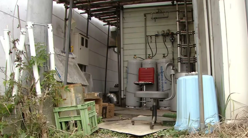 일본 아오모리현에 있는 라멘집 점원이 곰에게 습격당한 뒤에도 영업을 준비한 사연이 현지에서 화제가 되고 있다. 사진은 점원이 습격당한 가게 뒤편의 모습. 아오모리TV 캡처