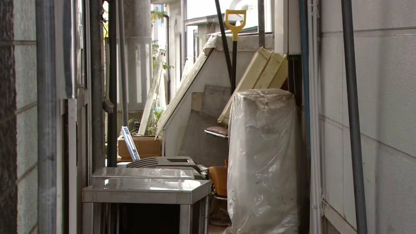 일본 아오모리현에 있는 라멘집 점원이 곰에게 습격당한 뒤에도 영업을 준비한 사연이 현지에서 화제가 되고 있다. 사진은 점원이 습격당한 가게 뒤편의 모습. 아오모리TV 캡처