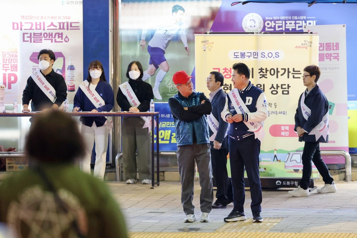 오언석 서울 도봉구청장이 ‘SOS 민원’을 통해 구민들로부터 생활불편 사항을 접수하고 있다. 도봉구 제공