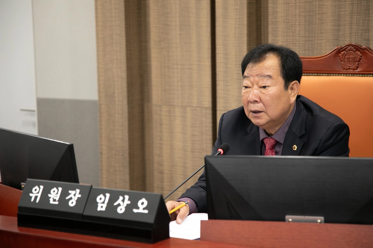 임상오 위원장이 26일 소방재난본부 2026년도 본예산 심사에서 질의하고 있다.(사진=경기도의회)