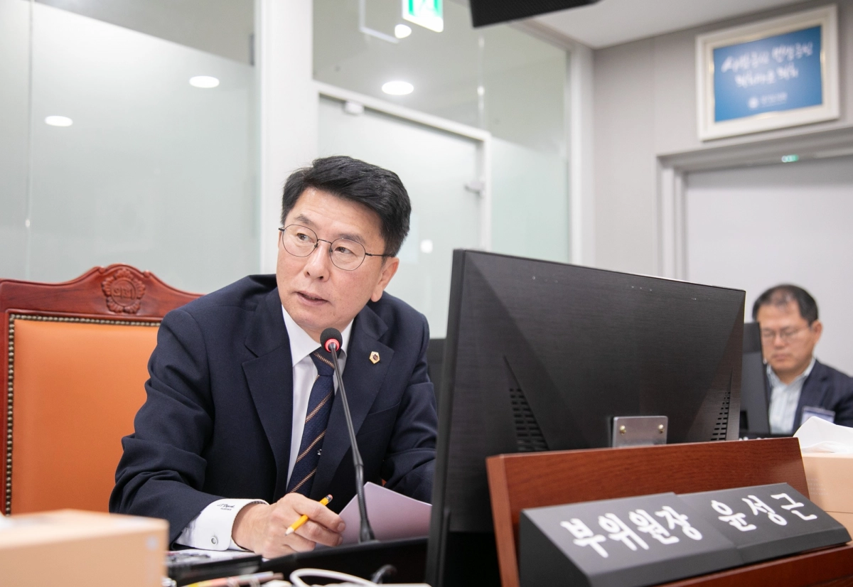 윤성근 의원이 26일 소방재난본부 2026년도 본예산 심사에서 질의하고 있다.(사진=경기도의회)
