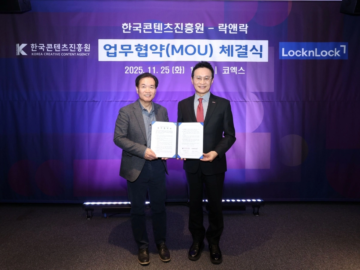 ‘콘텐츠 IP 활성화’ 업무협약식 뒤 천해우(왼쪽) 락앤락 COO 부사장과 유현석 한국콘텐츠진흥원 원장직무대행이 기념촬영을 하고 있다. 락앤락 제공
