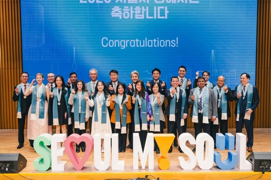 지난 26일 서울시청 본청 8층 다목적홀에서 개최된 ‘2025년 명예시민증 수여식’에서 참석자들이 기념촬영을 하고 있다.