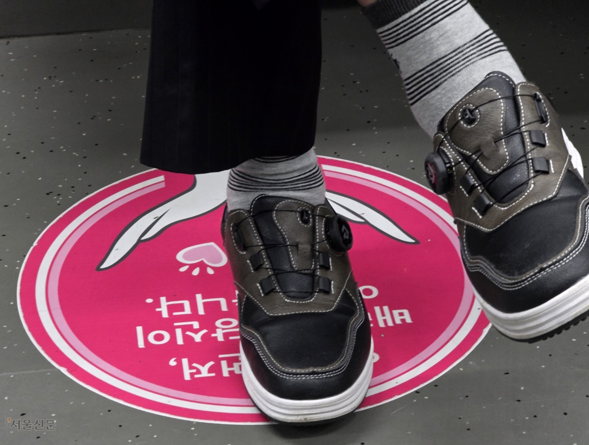 지하철 임신부 배려석에 한 남성이 앉아있다. 도준석 전문기자