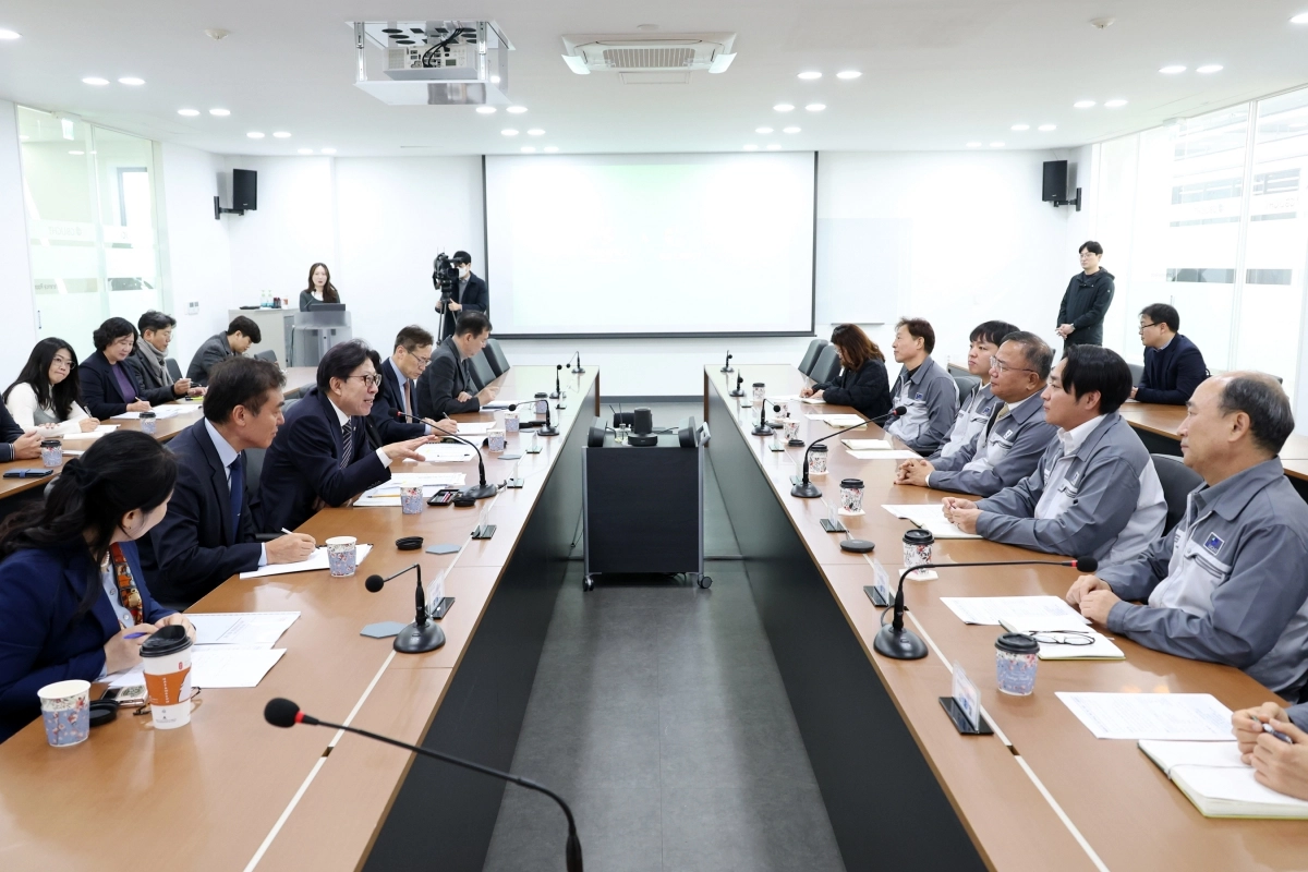 박형준 부산시장이 27일 오전 부산 강서구 범방동의 재귀반사필름 제조기업 ㈜지비라이트를 직접 방문해 고환율로 인한 원자재 가격 상승,수입 결제 부담,글로벌 시장 환경 변화 등 기업이 현장에서 겪는 어려움을 들었다. 부산시 제공