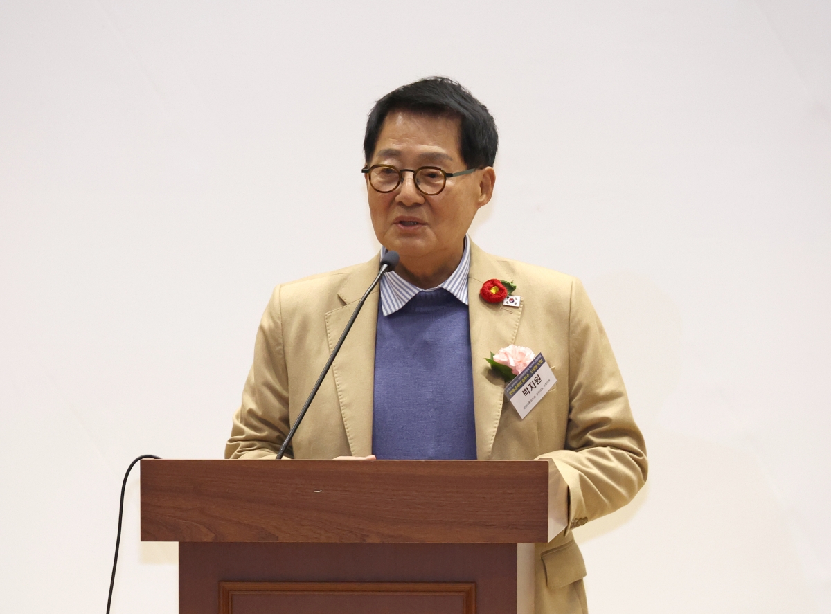 박지원 더불어민주당 의원이 지난 21일 오후 서울 여의도 국회 의원회관에서 열린 ‘폴리뉴스·상생과통일포럼 제25차 산업포럼’에서 축사를 하고 있다. 2025.11.21. 뉴시스