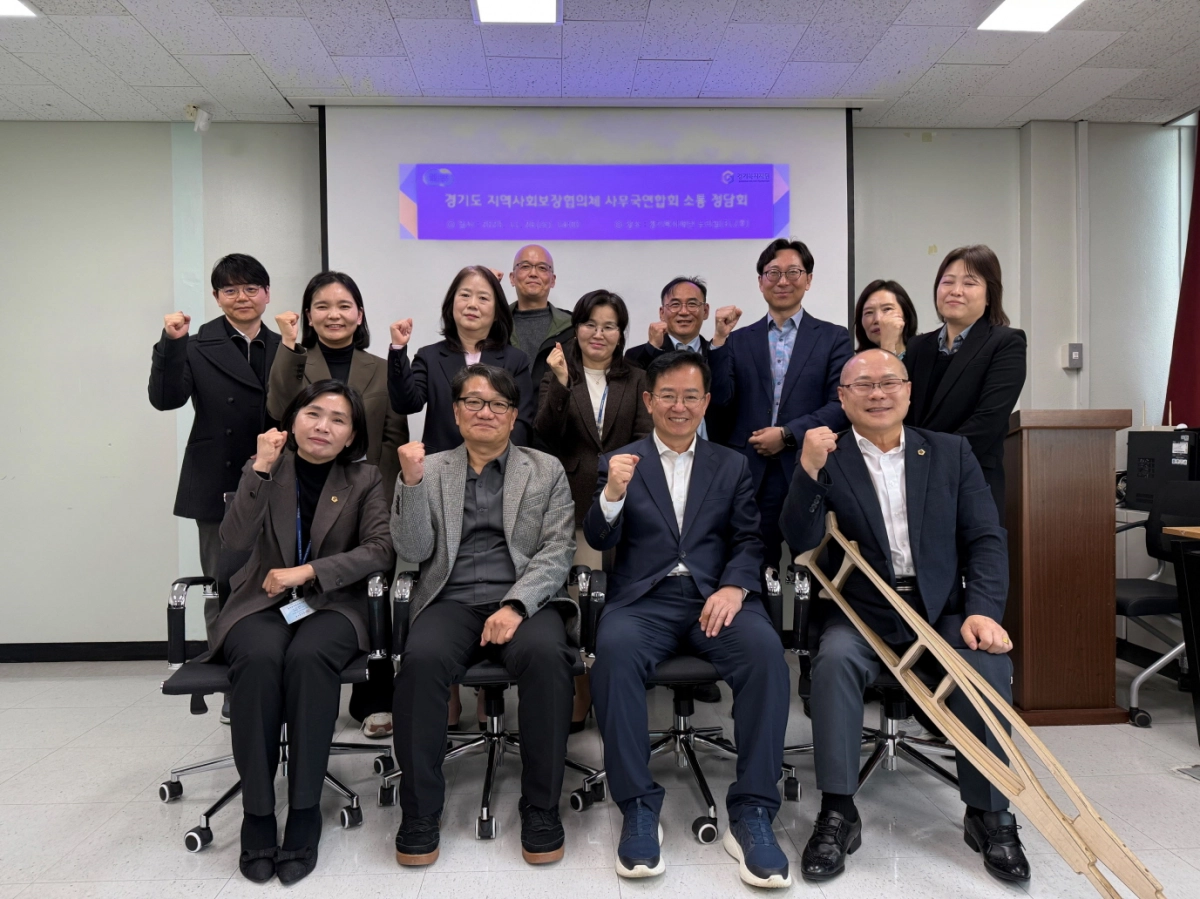 박재용 의원이 26일, 경기복지재단 누리실에서 열린 ‘경기도 지역사회보장 균형발전을 위한 소통 정담회’에 참석해, 황세주 의원을 비롯한 관계자들과 기념촬영을 하고 있다.(사진=경기도의회)