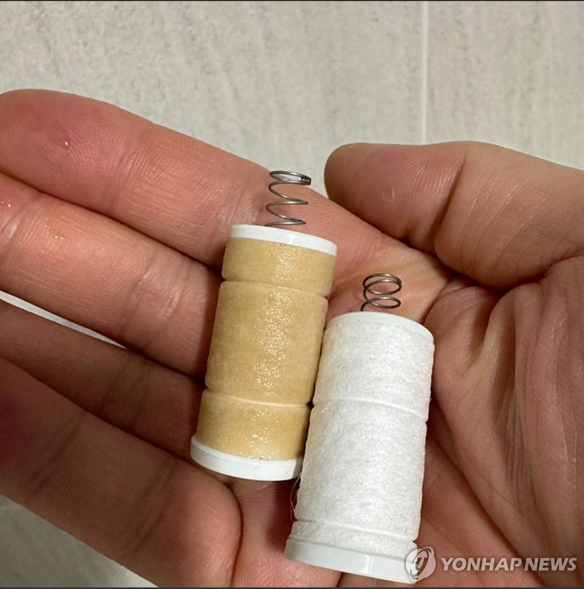 상수도관 파열로 이물질이 유입돼 하루 만에 누렇게 변한 수도 필터. 당진 연합뉴스