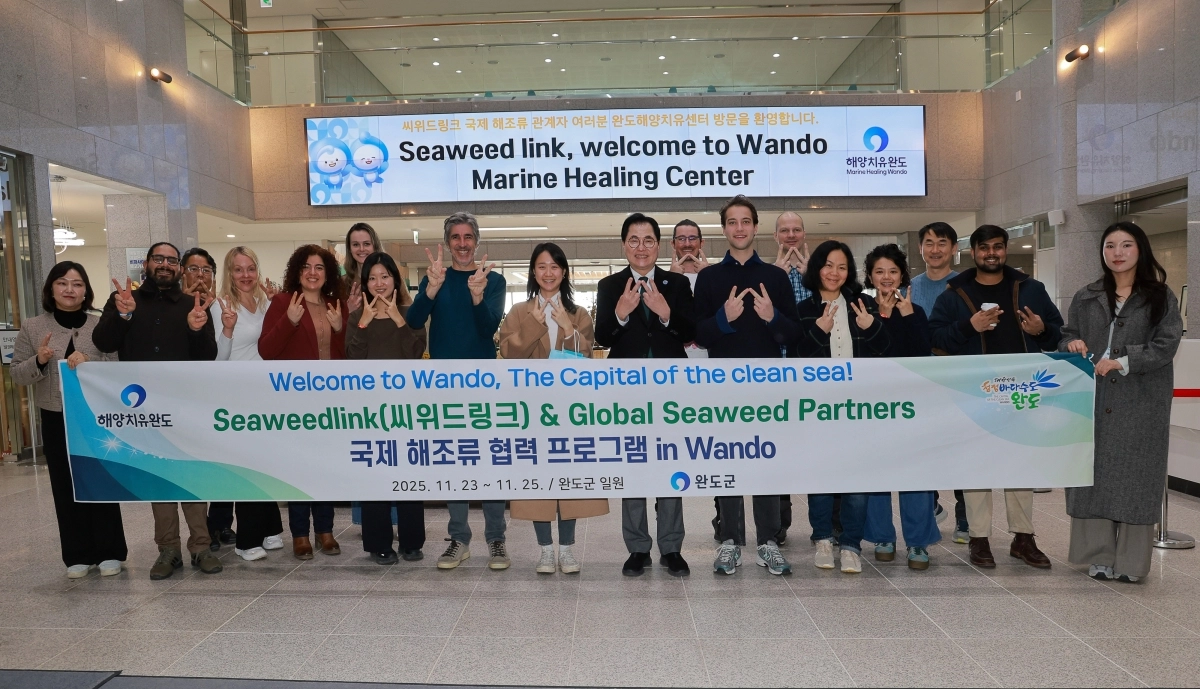 완도를 방문한 유럽 해조류 플렛폼 네덜란드 씨위드링크가 24일 완도군과 해조류산업 협력 방안을 논의하고 있다.