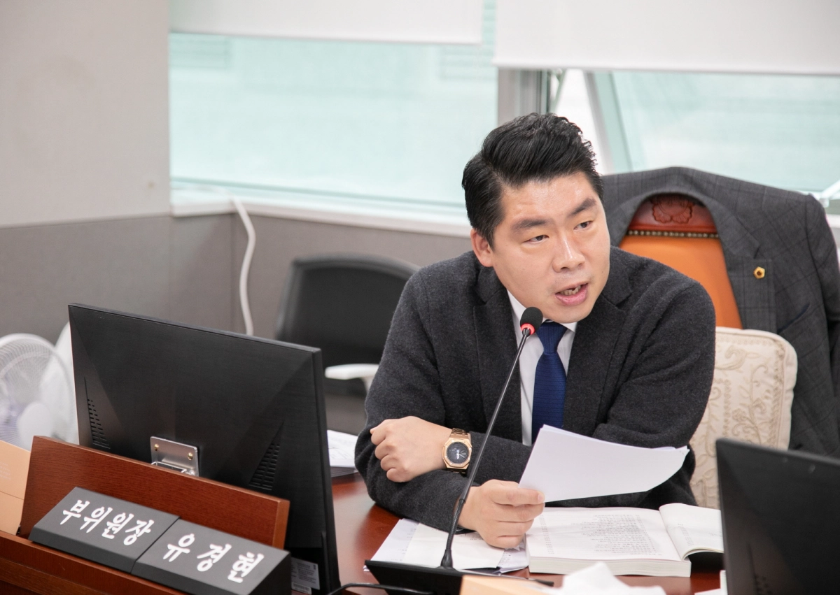 유경현 의원이 26일 경기소방재난본부 예산 심사에서 질의하고 있다.(사진=경기도의회)