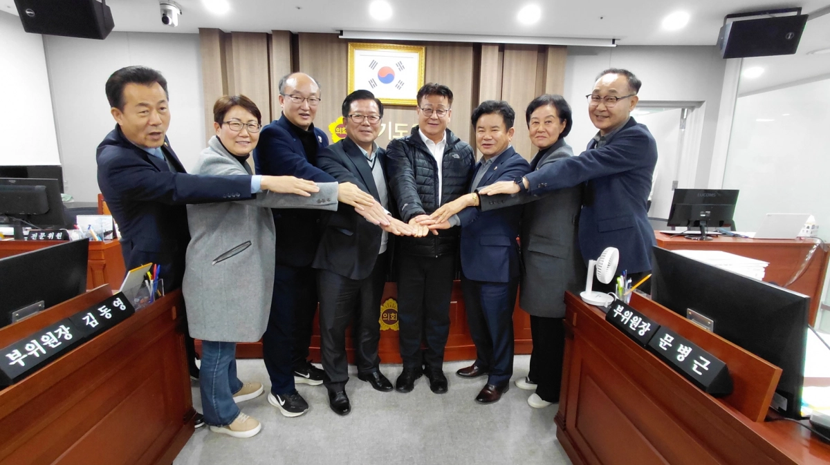 건설교통위원회 허원 위원장과 위원들이 여야를 넘어 민생을 최우선 가치로 2025년도 제3회 추경 및 2026년도 본예산안 심사를 마무리한 뒤 손을 맞잡고 기념촬영을 하고 있다.(사진=경기도의회)