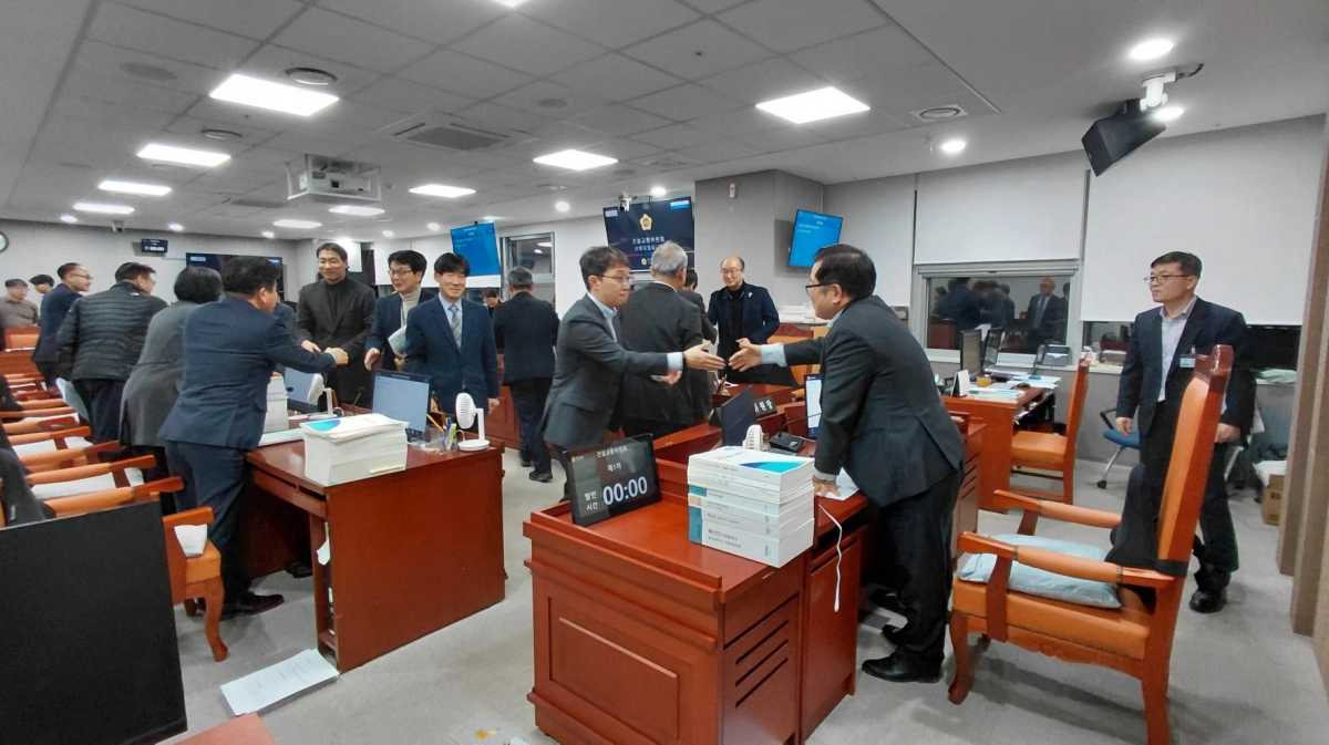 건설교통위원회 위원들과 집행부 관계자들이 상임위 회의실에서 2025년도 제3회 추경 및 2026년도 본예산안을 성공적으로 마무리하고 인사를 나누고 있다.(사진=경기도의회)