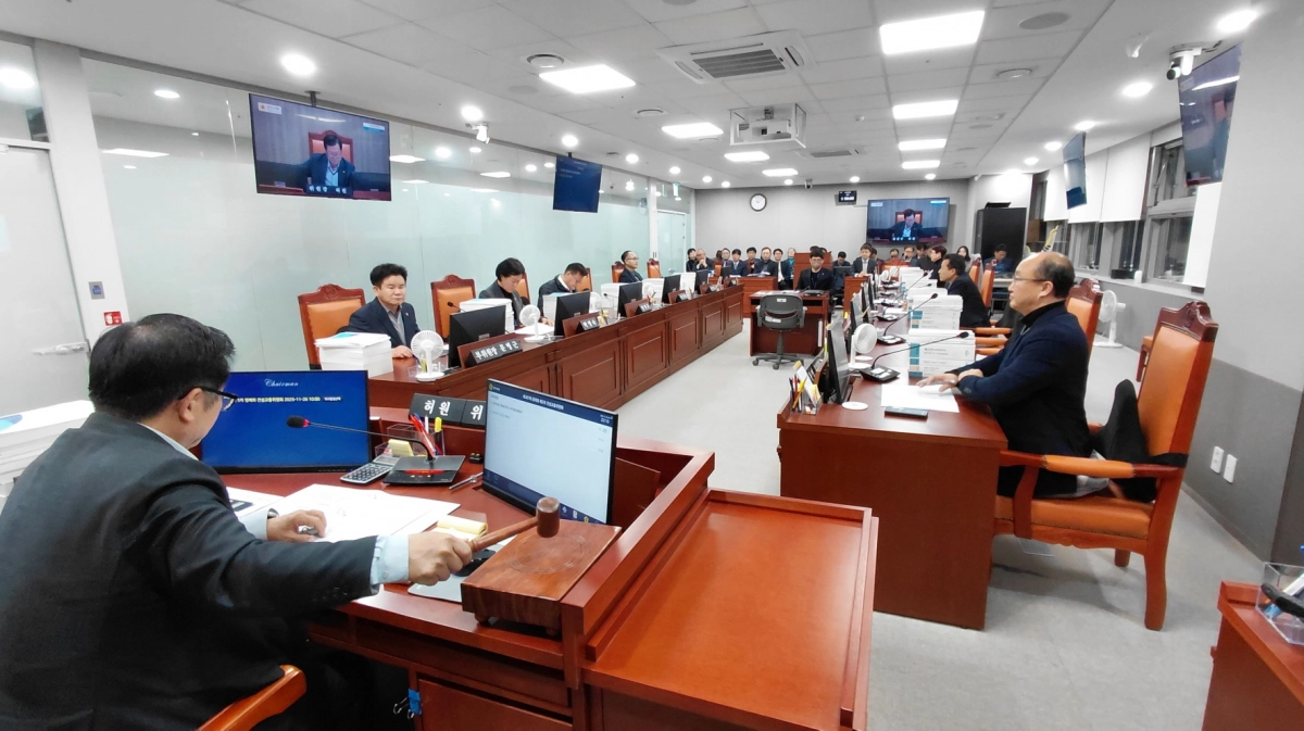 허원 건설교통위원장이 제387회 정례회 제5차 회의에서 2025년도 제3회 추경 및 2026년도 본예산안을 의결하기 위해 의사봉을 두드리고 있다.(사진=경기도의회)