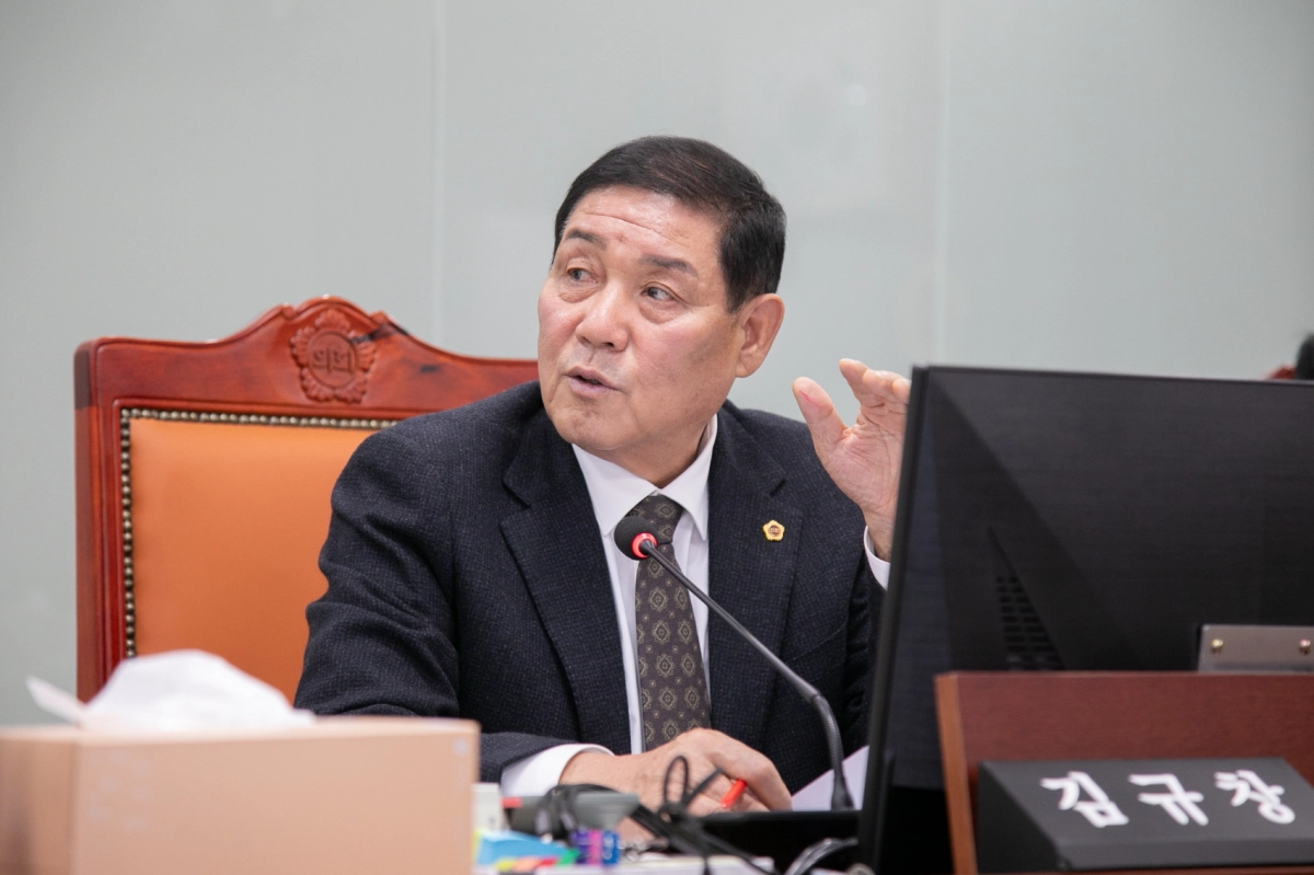 김규창 부의장이 경기도 소방재난본부 등에 대한 2026년도 예산 심사에서 질의하고 있다.(사진=경기도의회)