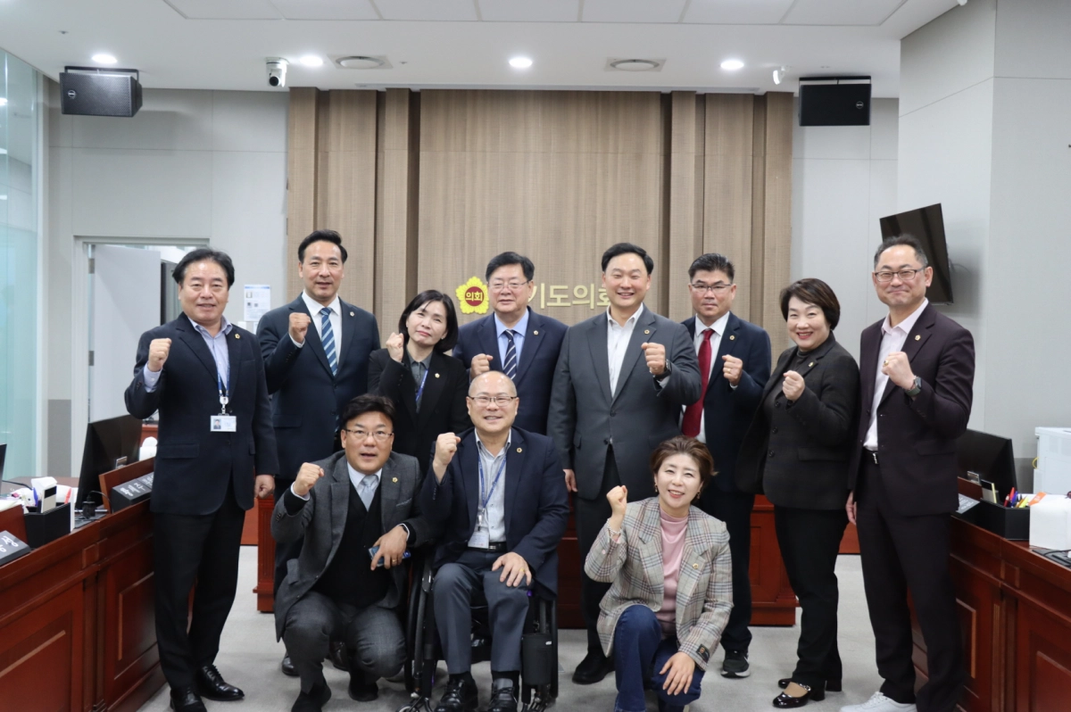 정경자 의원을 비롯한 보건복지위원회 의원들이 복지예산 증액 및 주요 사업 원상 복구 성과를 공유하며 파이팅을 외치고 있다.(사진=경기도의회)