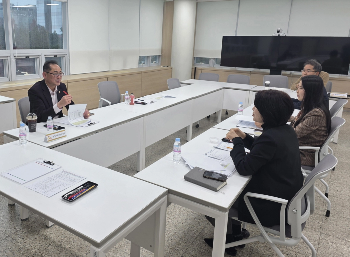 김완규 의원이 27일 고양교육지원청 2층 회의실에서 열린 2026년도 본예산 및 자율예산 편성 보고회에 참석해 관계자들과 의견을 나누고 있다.(사진=경기도의회)