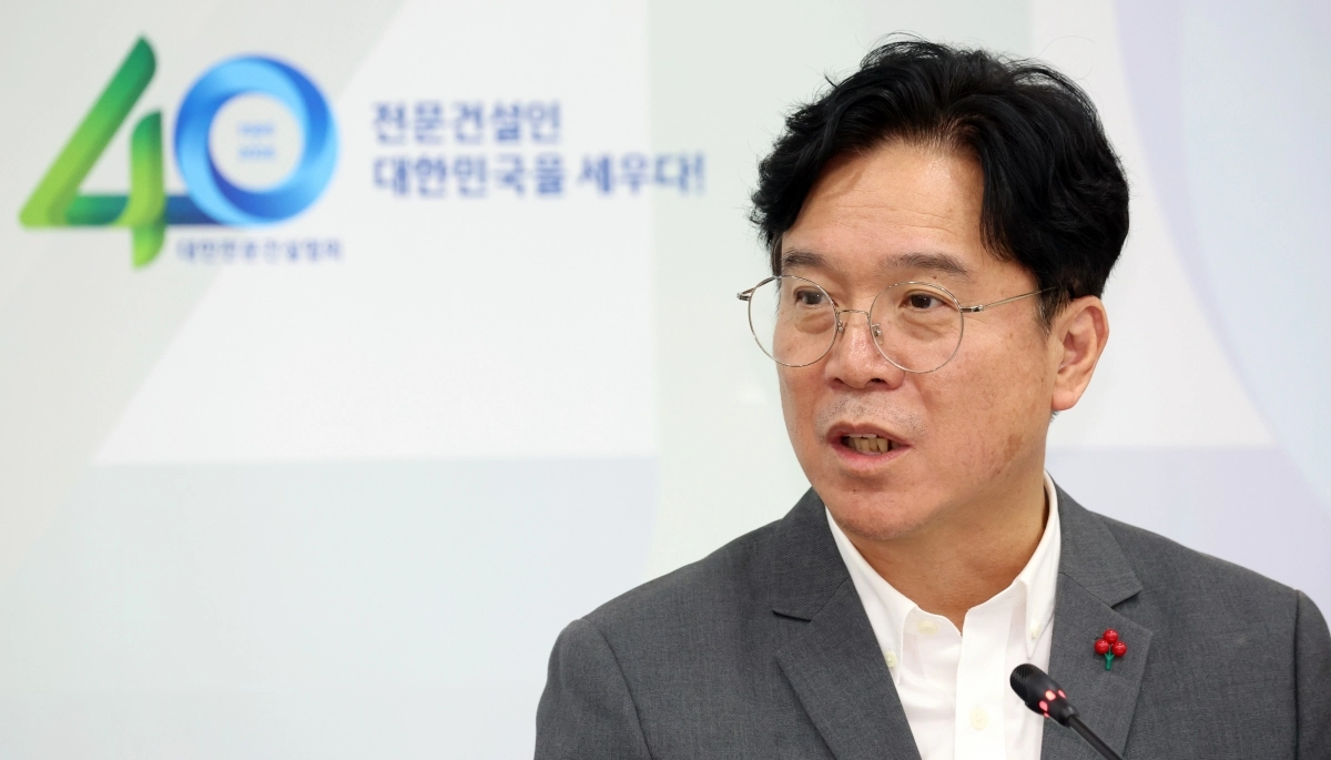 김영훈 고용노동부 장관이 27일 서울 동작구 전문건설회관에서 열린 간담회에서 모두 발언을 하고 있다. 뉴스1