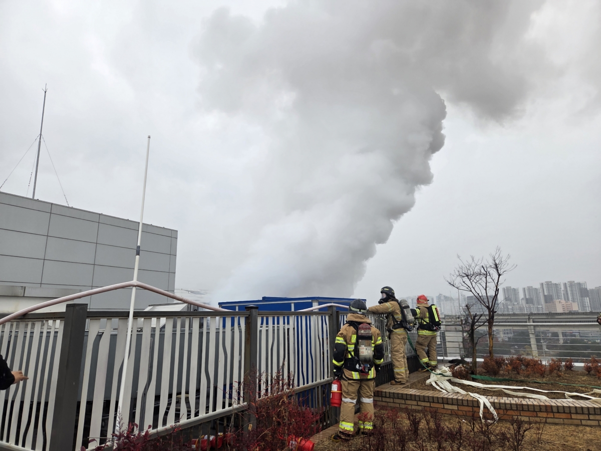 27일 오전 11시 15분쯤 세종시 어진동 케이티앤지(KT&amp;G) 세종타워 화재 현장. 세종소방본부 제공