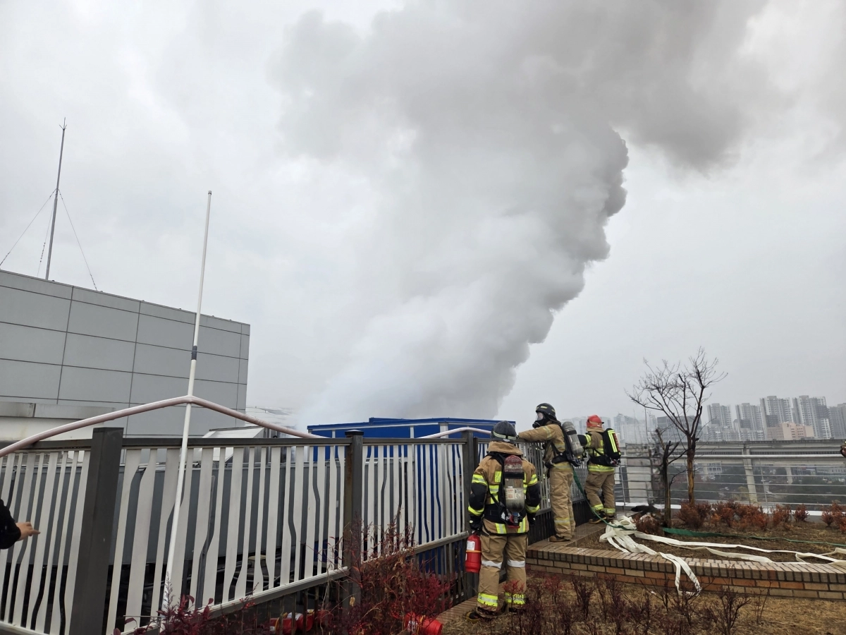 27일 오전 11시 15분쯤 세종시 어진동 케이티앤지(KT&amp;G) 세종타워 화재 현장. 세종소방본부 제공