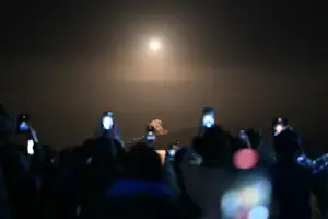 “역사적 순간 눈에 담아”…밤하늘 환히 밝힌 무한한 가능성