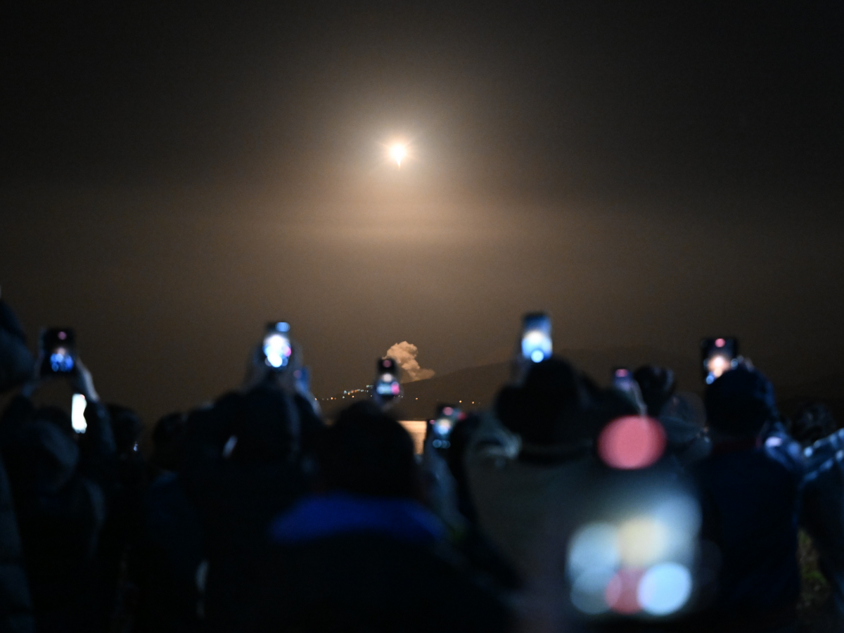 27일 전남 고흥군 우주발사전망대에서 시민들이 누리호의 4차 발사 장면을 휴대전화 카메라로 촬영하고 있다. 고흥 뉴시스