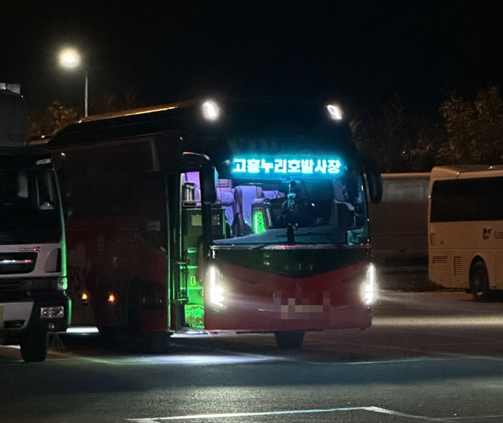 항공우주 동아리원 40명가량을 태우고 서울에서 전남 고흥을 향한 버스. 독자 제공