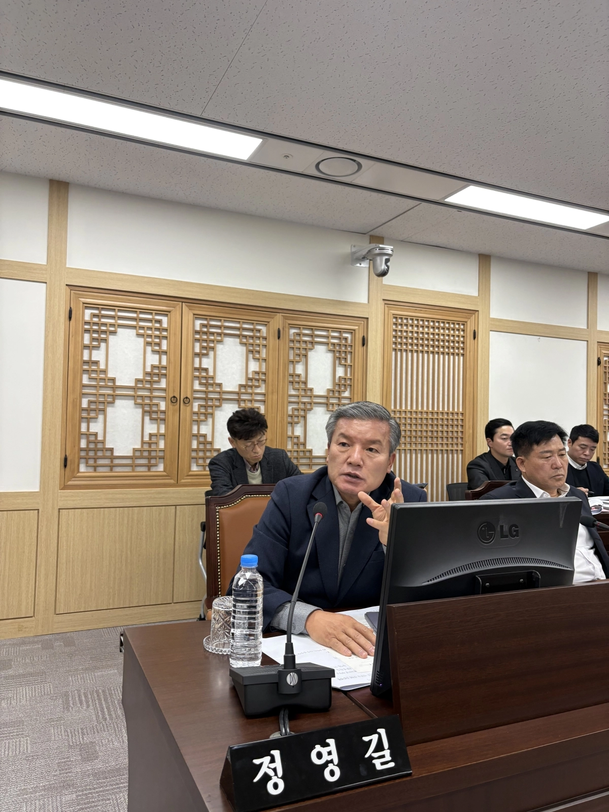 예산안을 심사하는 정영길 의원. 경북도의회 제공