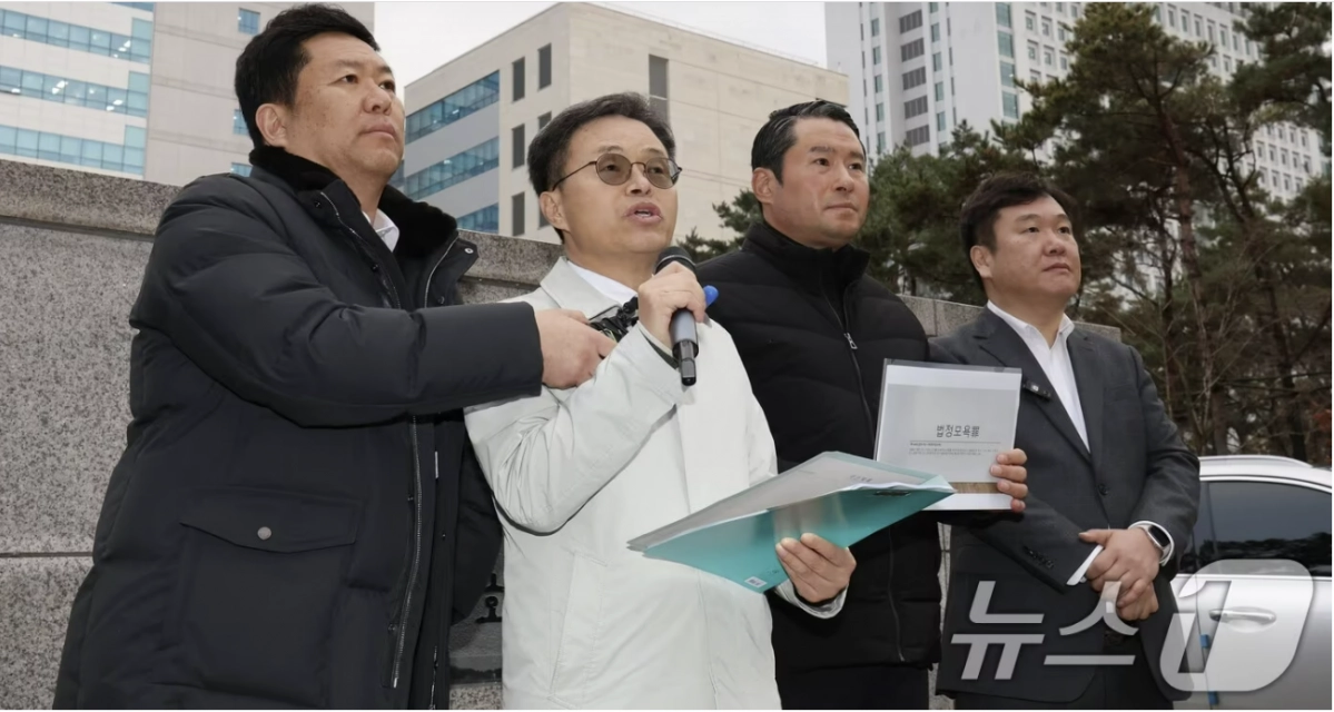 27일 경기 수원시 영통구 수원지방법원 앞에서 이화영 전 부지사 측 변호인단이 재판부 기피 신청 후 집단 퇴정한 검사들에 대한 법정 모욕죄 및 직무유기죄 고발 관련 기자회견을 하고 있다. 뉴스1