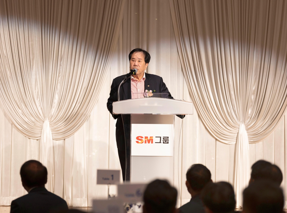 우오현 SM그룹 회장이 지난 26일 서울 마포구 중소기업DMC타워에서 열린 ‘2025 건설부문 협력사 초청 정기간담회’에서 축사를 하고 있다. SM그룹 제공