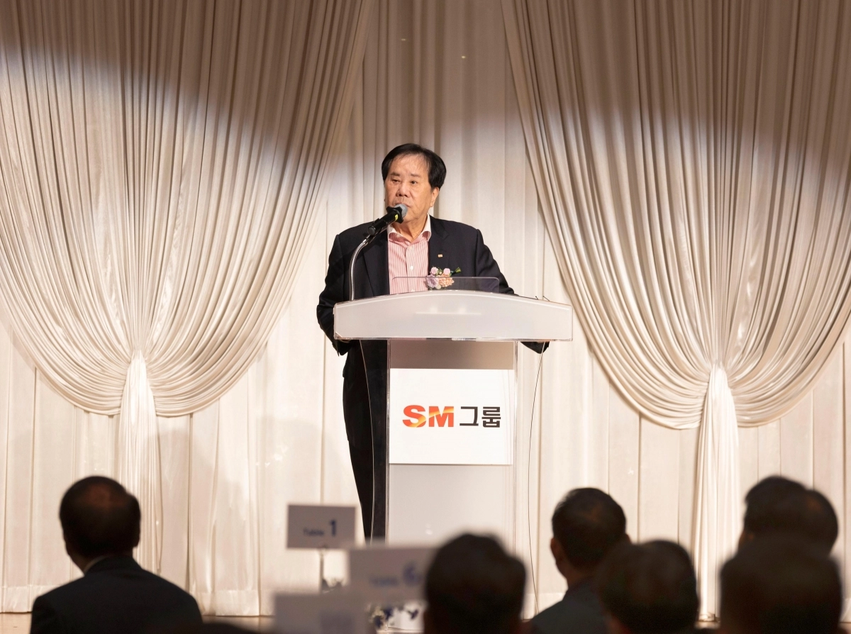 우오현 SM그룹 회장이 지난 26일 서울 마포구 중소기업DMC타워에서 열린 ‘2025 건설부문 협력사 초청 정기간담회’에서 축사를 하고 있다. SM그룹 제공