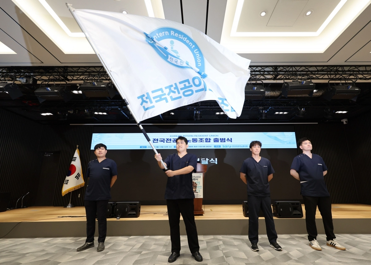 [서울=뉴시스] 권창회 기자 = 14일 서울 용산구 대한의사협회에서 열린 전국전공의노동조합 출범식에서 초대위원장으로 선출된 유청준 노조 위원장이 노조깃발을 흔들고 있다. 2025.09.14. kch0523@newsis.com