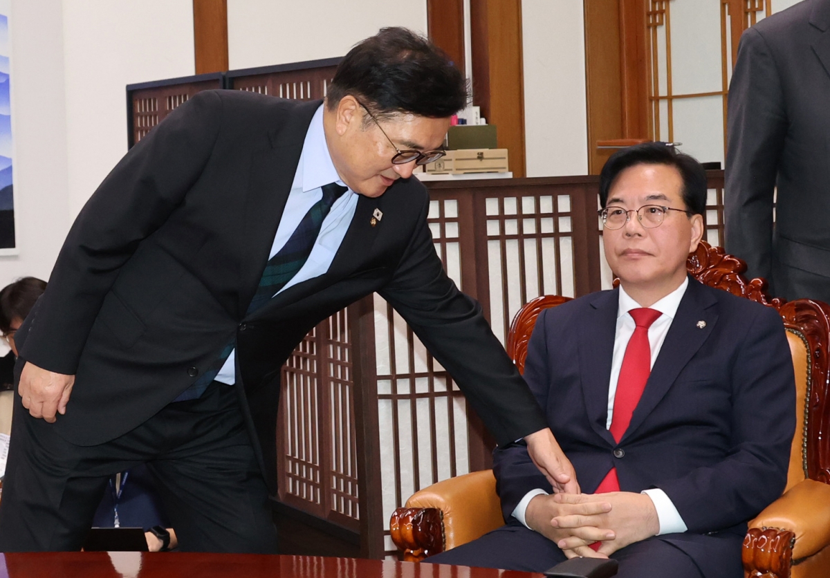 우원식 국회의장이 27일 서울 여의도 국회에서 열린 국회의장 주재 여야 교섭단체 원내대표 회동에서 기념 촬영을 거부하는 국민의힘 송언석 원내대표에게 참여를 권하고 있다. 2025.11.27 공동취재