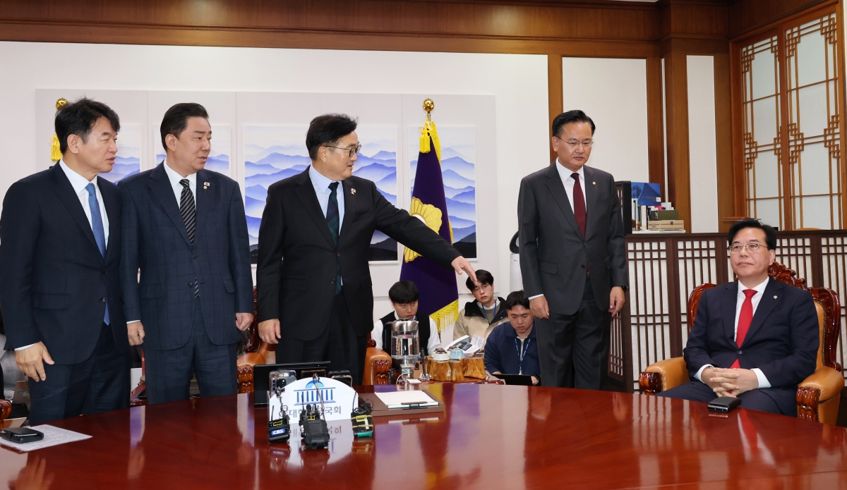 우원식 국회의장이 27일 서울 여의도 국회에서 열린 국회의장 주재 여야 교섭단체 원내대표 회동에서 기념 촬영을 거부하는 국민의힘 송언석 원내대표에게 참여를 권하고 있다. 2025.11.27 공동취재