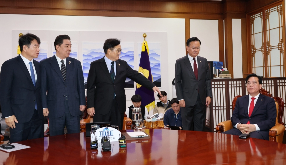 우원식 국회의장이 27일 서울 여의도 국회에서 열린 국회의장 주재 여야 교섭단체 원내대표 회동에서 기념 촬영을 거부하는 국민의힘 송언석 원내대표에게 참여를 권하고 있다. 2025.11.27 공동취재