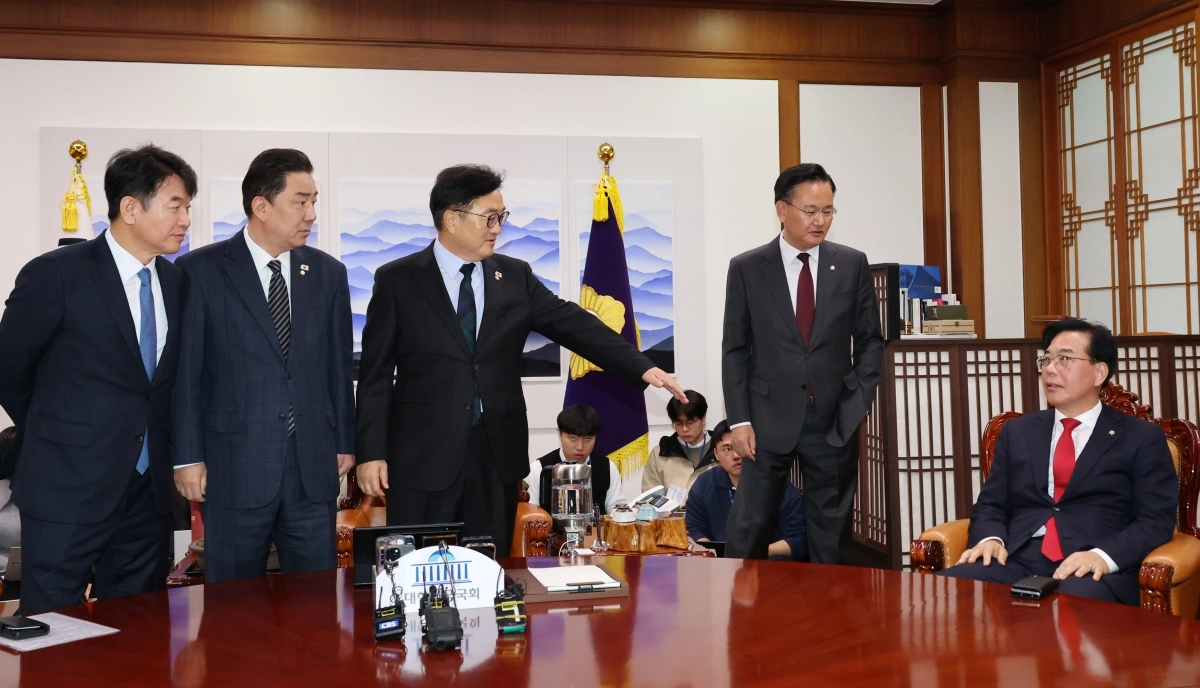 우원식 국회의장이 27일 서울 여의도 국회에서 열린 국회의장 주재 여야 교섭단체 원내대표 회동에서 기념 촬영을 거부하는 국민의힘 송언석 원내대표에게 참여를 권하고 있다. 2025.11.27 공동취재