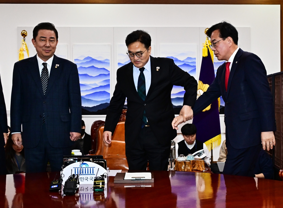 우원식 국회의장이 27일 오전 서울 여의도 국회에서 열린 여야 원내대표 회동에 참석해 사진촬영을 거부하는 송언석 국민의힘 원내대표에게 참여를 권하고 있다. 2025.11.27 공동취재