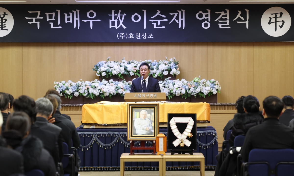 27일 서울 송파구 서울아산병원 장례식장에서 엄수된 ‘국민배우 고 이순재 영결식’에서 배우 김영철이 추도사를 낭독하고 있다. 그 앞에 고인의 영정과 정부가 추서한 금관문화훈장이 놓여 있다. 사진공동취재단