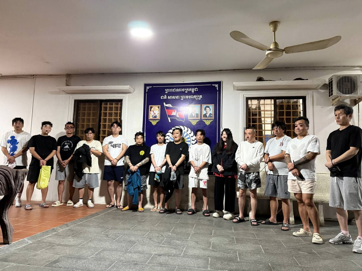 한·캄보디아 정상회담에 따라 지난 10일 출범한 ‘코리아 전담반’이 캄보디아 내에서 검거한 한국인 노쇼 스캠 범죄 조직원들의 모습. 국가정보원 제공