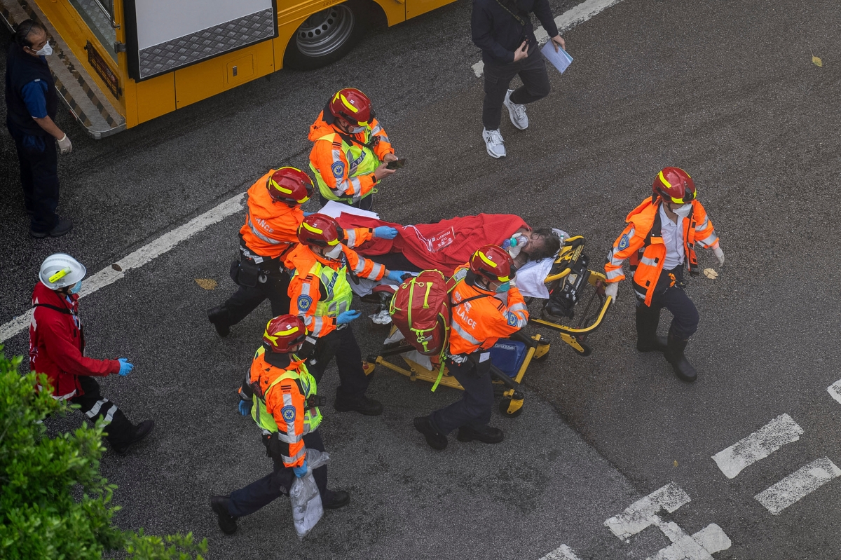 아파트 화재 부상자 옮기는 홍콩 구조대
