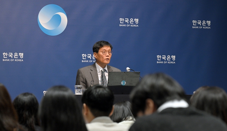 이창용 한국은행 총재가 27일 기준금리 동결 이후 열린 기자간담회에서 발언하고 있다. 연합뉴스