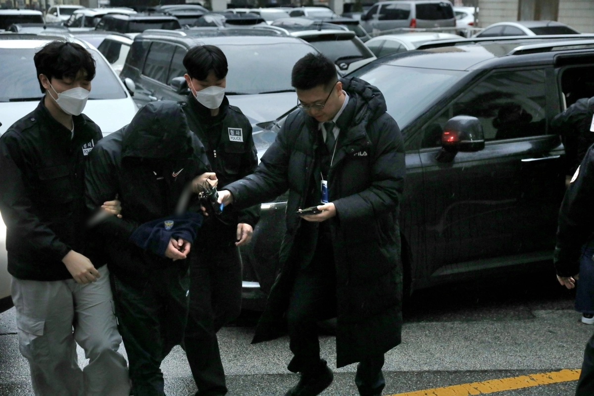 27일 오전 경기도 의정부시 가능동 의정부지방법원에서 아동학대살해 혐의로 구속영장이 청구된 친모 A씨(25)와 계부 B씨(33)가 구속 전 피의자 심문을 위해 법정으로 이동하고 있다. 이들은 지난 23일 오후 포천시 선단동의 한 빌라에서 16개월 된 C양을 학대해 숨지게 한 혐의를 받는다. 2025.11.27. 연합뉴스