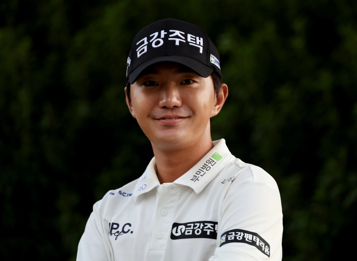 옥태훈이 지난 7일 서울신문과 인터뷰하며 포즈를 취하고 있다. KPGA 제공